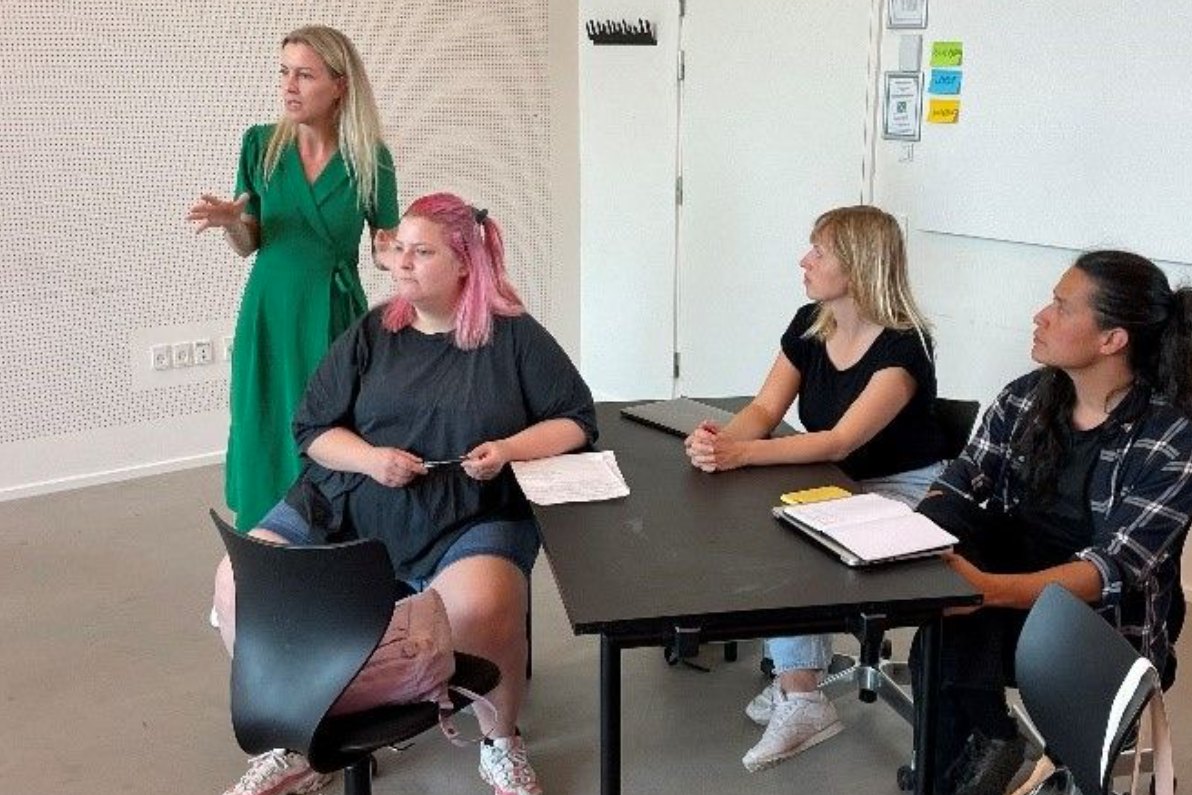 Ditte Maria le-Fevre leder træning med skuespillere på Professionshøjskolen Absalon