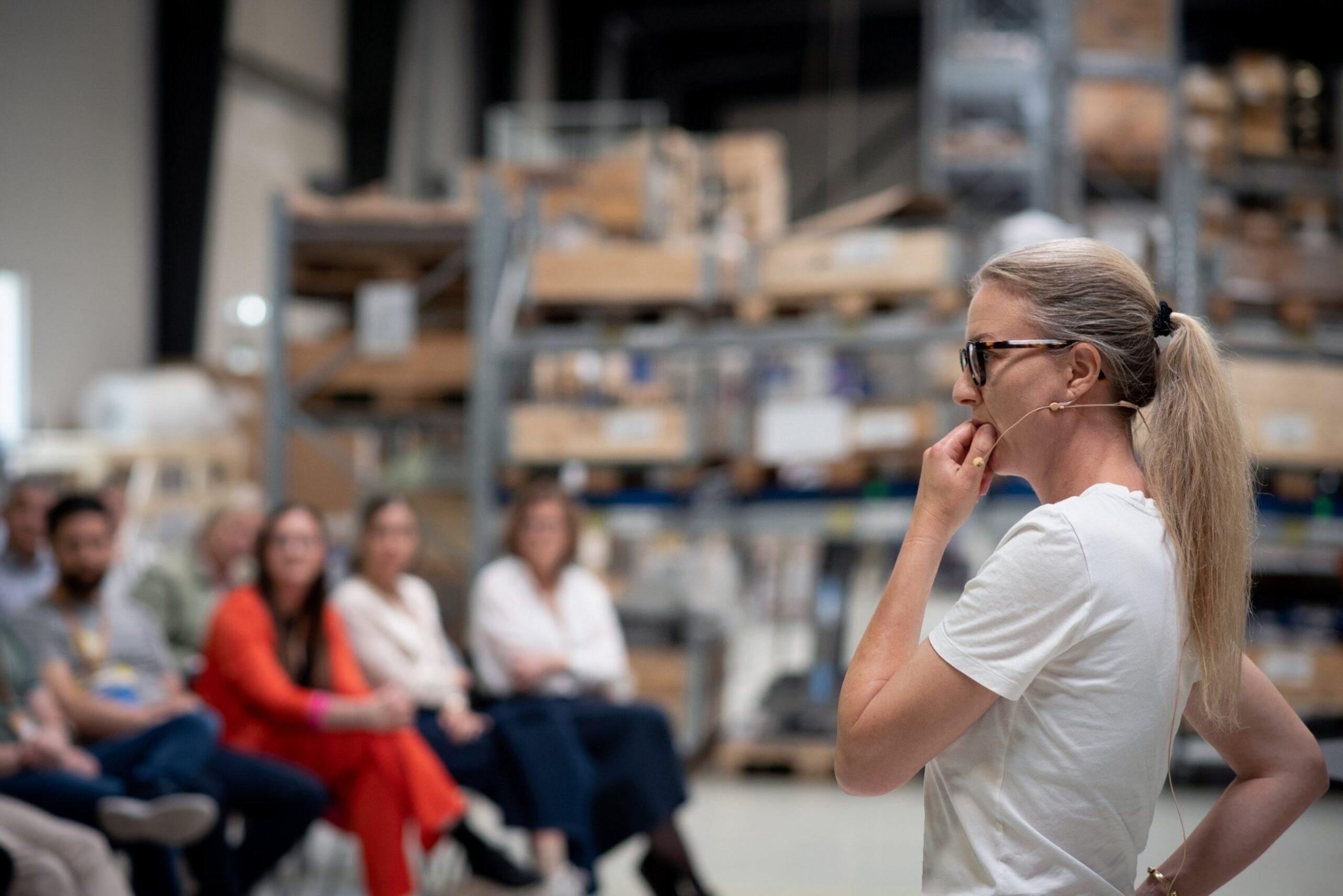 Ditte Maria le-Fevre træner en gruppe medarbejdere på et lager