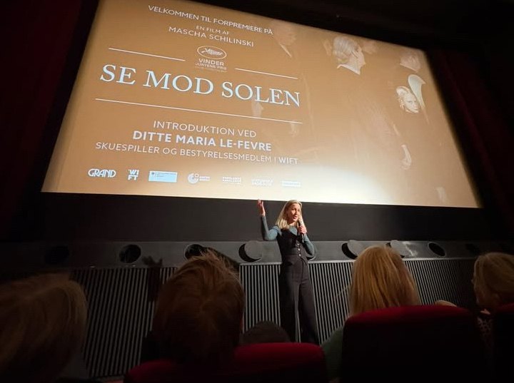 Ditte Maria le-Fevre introducerer forpremieren på Se mod solen i Grand Teatret